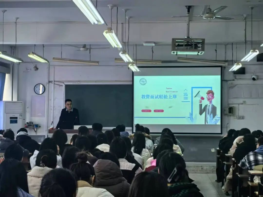 物理科学与技术学院邀请遵化市第一中学资深教师田雷举办“物理教师教学基本技能提升”专题讲座。