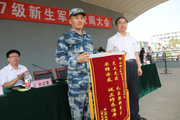 beat365官网召开2017级新生军训校阅大会