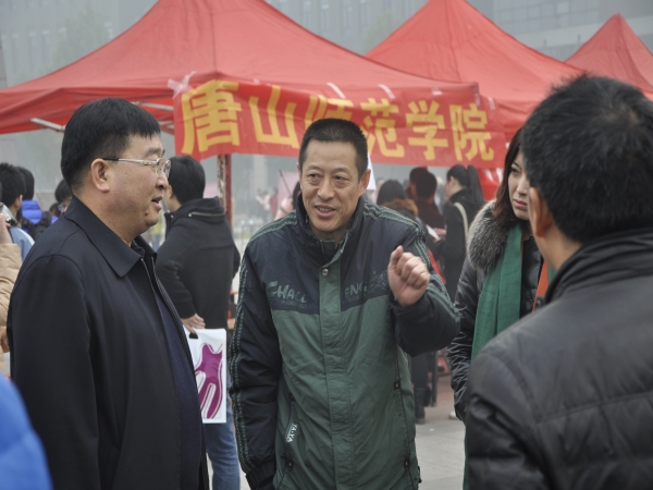 beat365官网师生踊跃参加河北师范大学2014届毕业生供需洽谈会
