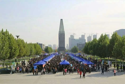 beat365官网师生参加河北师大毕业生供需洽谈会