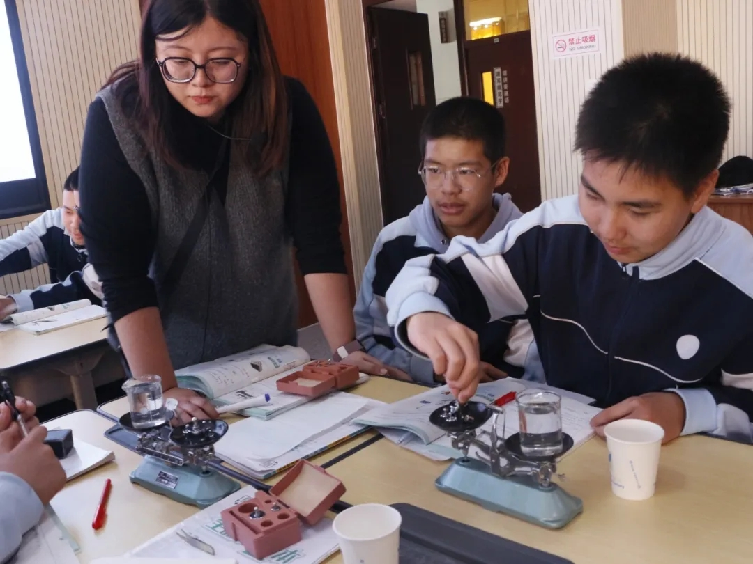 ​良师导航，同栽栋梁之才——beat365官网物理科学与技术学院2022级物理学学生前往唐山市二十七中进行教育见习