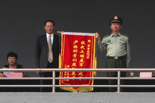 beat365官网召开二〇一五级新生军训校阅大会