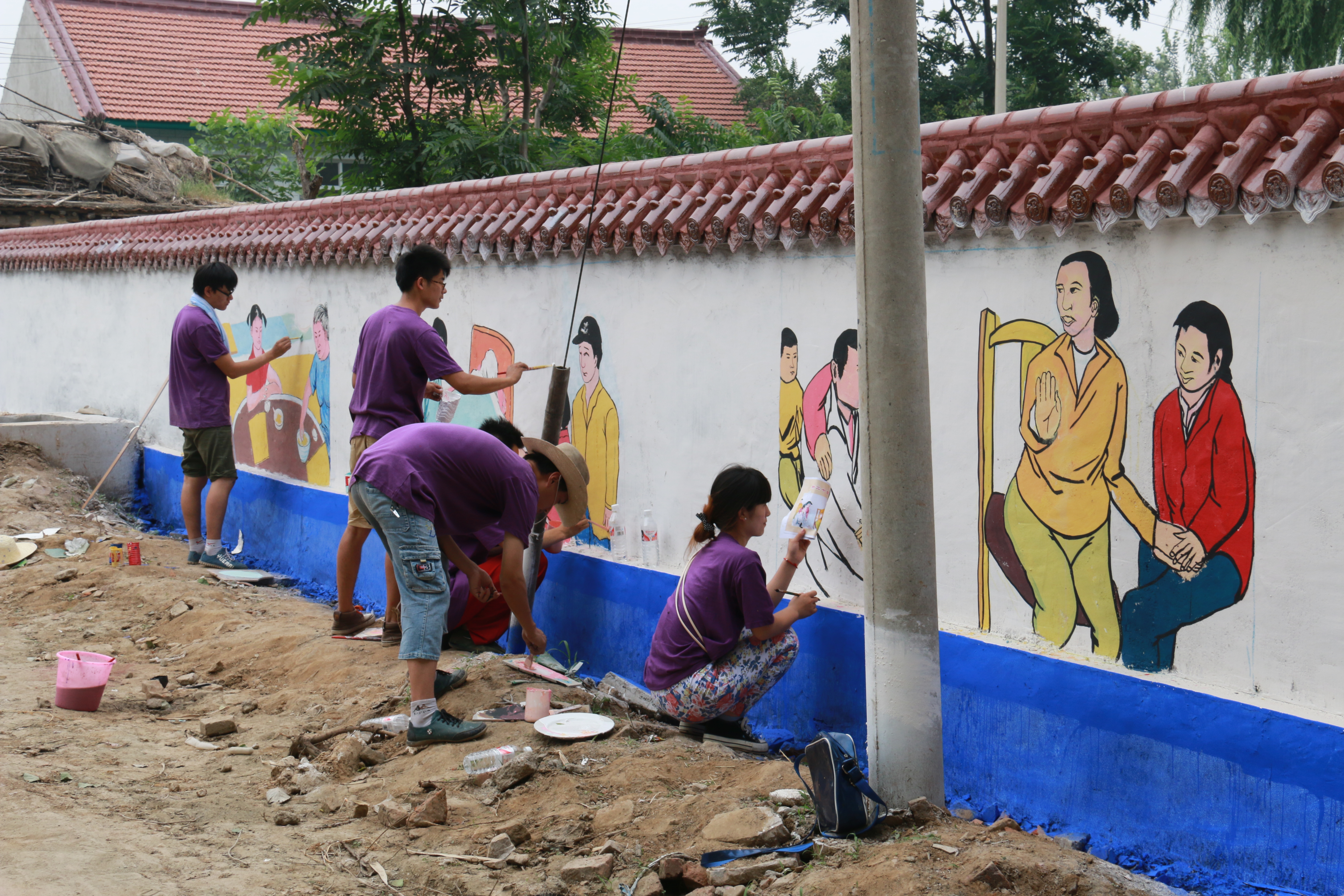 beat365官网美术系师生为吴家坑村义务绘制文化墙