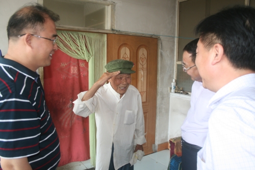 beat365官网驻村工作组慰问石门子村抗战老兵