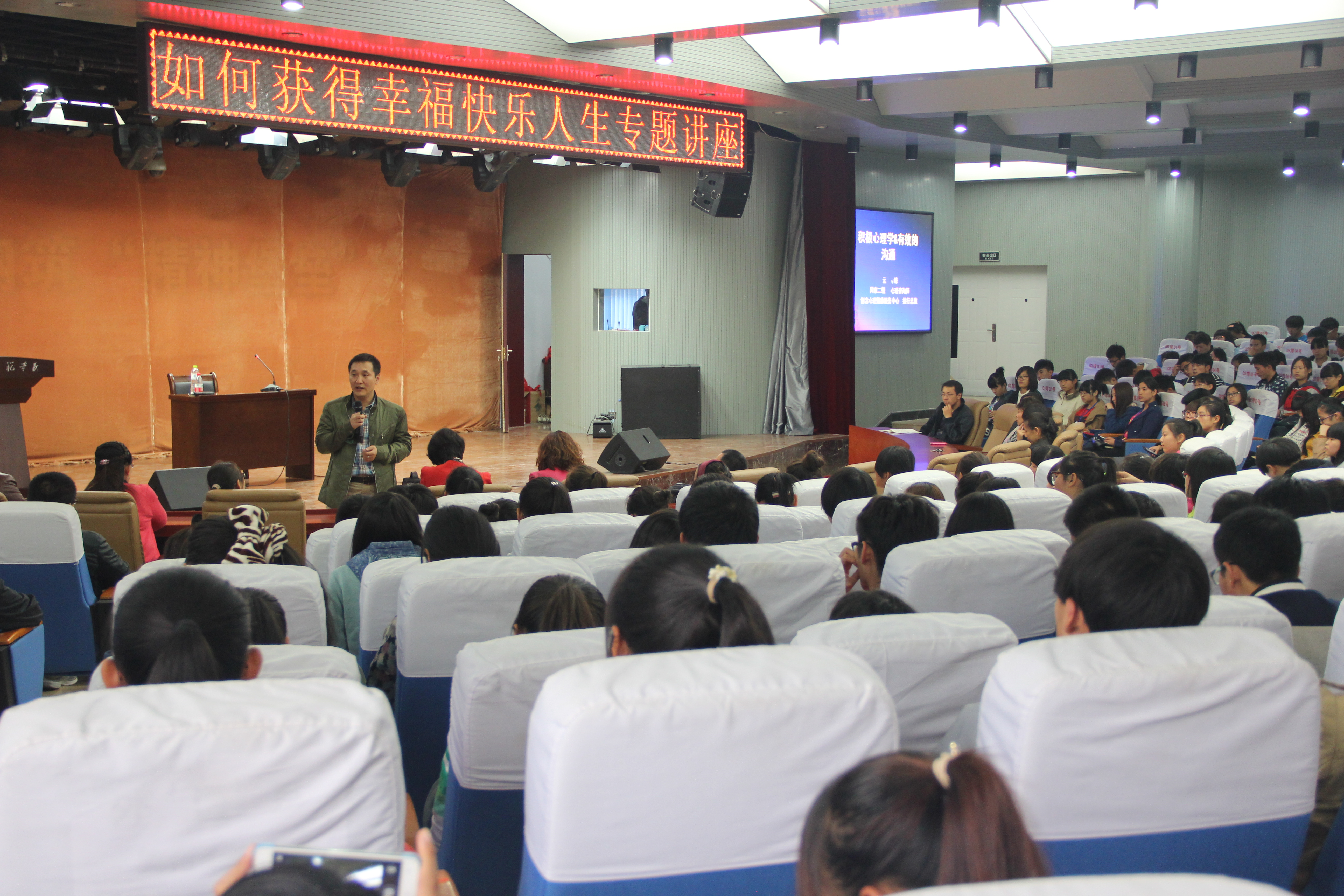 beat365官网邀请云峰先生来校做专题讲座