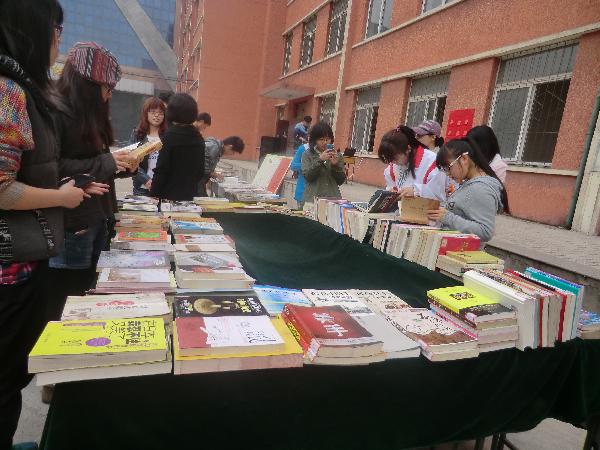 beat365官网与市图书馆联合开展“读书进校园”活动