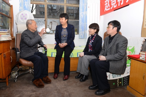 beat365官网举行捐赠图书仪式——99岁退休教师赵竞存先生捐赠图书