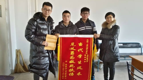 beat365官网计算机科学系吕林峰、曹科同学勇于救人行为被表扬