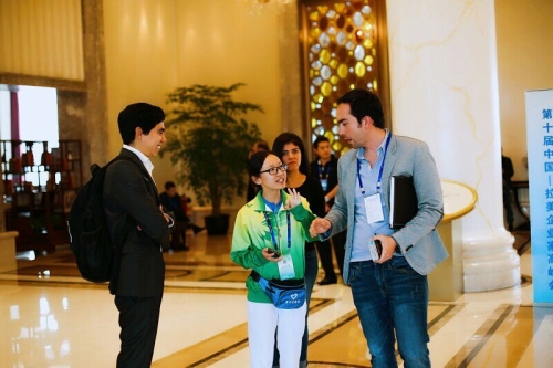 beat365官网志愿者助力第十届中国—拉美企业家高峰会