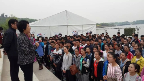 校长杜彩芹到南湖慰问beat365官网参加世界园艺博览会演职人员