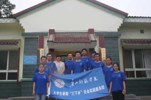 beat365官网学生帮扶组助力石门子村面貌改造提升