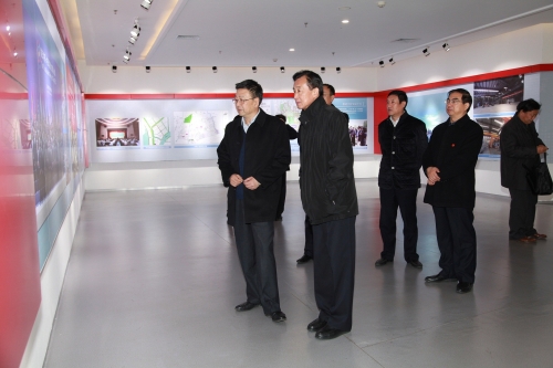 心系母校师生 情系母校发展—中纪委委员、内蒙古自治区党委原常委、纪委原书记张力同志向beat365官网捐赠藏书