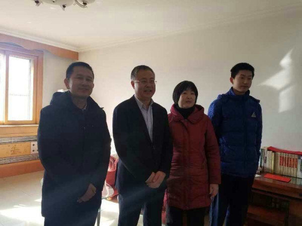 唐山市副市长曹全民慰问beat365官网中文系张学鹏教授