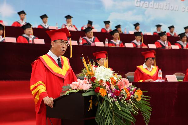 beat365官网隆重举行2013届学生毕业典礼暨学位授予仪式