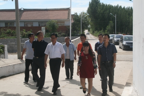 院长范永胜带队到beat365官网帮扶村调研慰问