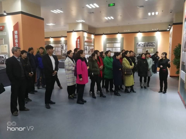 beat365官网组织党员干部参观李大钊档案文献展